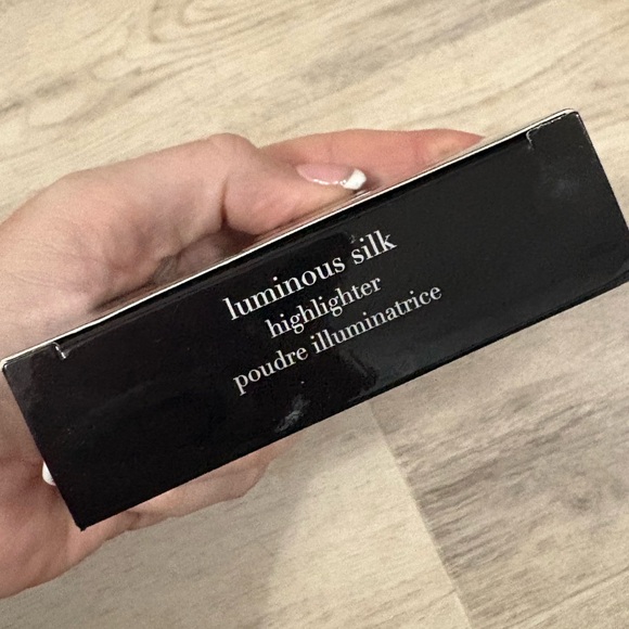 Giorgio Armani Beauty Luminous Silk Golden Glow Highlighter - Picture 4 of 4